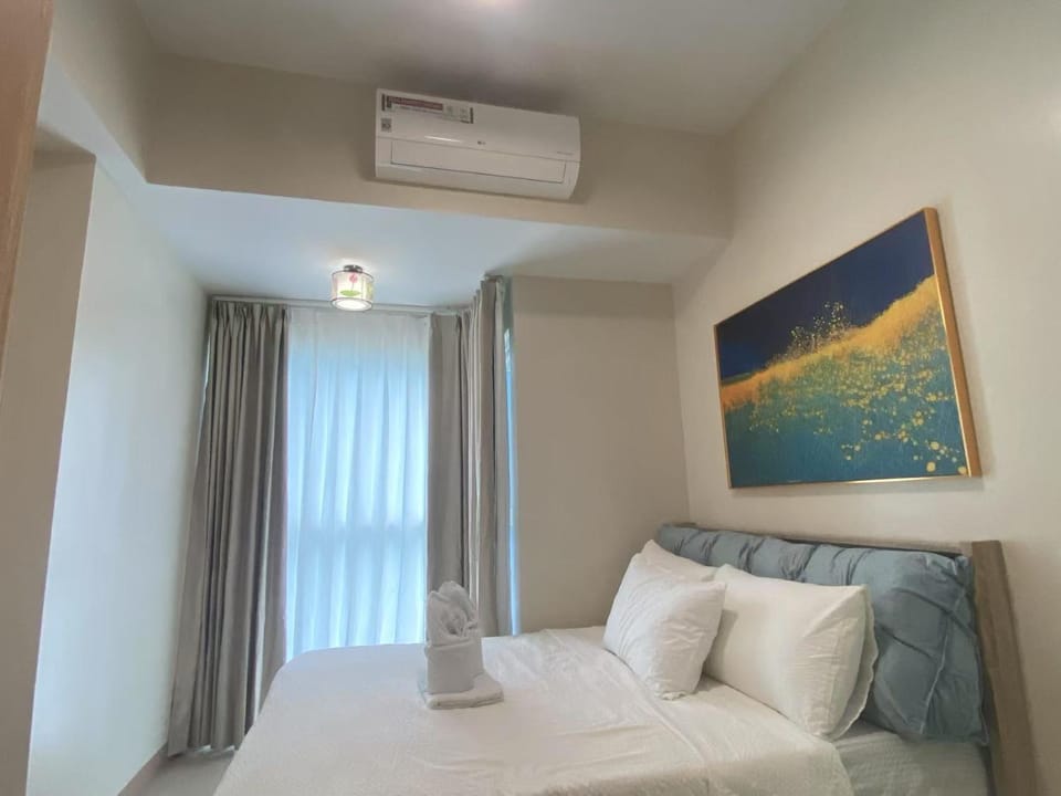 Bed, Living room, Photo of the whole room, Seating area, Bedroom, air conditioner