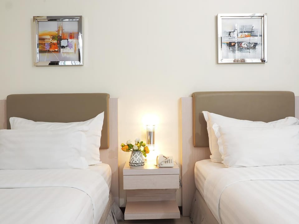 Bed, Living room, Photo of the whole room, Bedroom