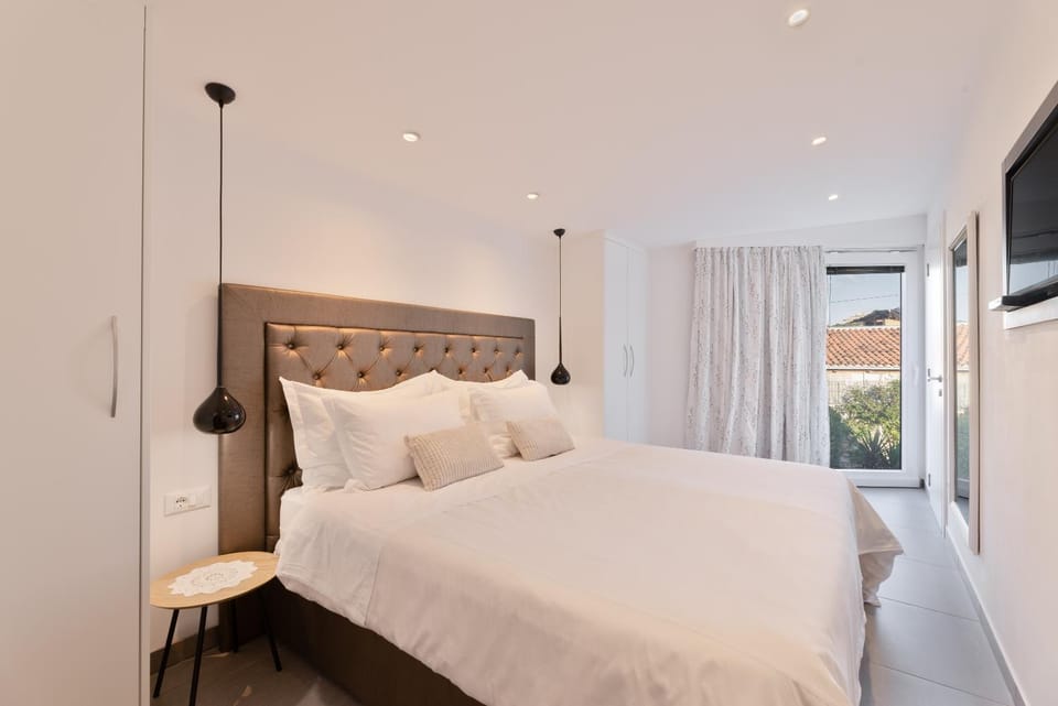 VILLA STONE PEARL SUTIVAN - exceptional luxury new three-room villa - private pool and jacuzzi - perfect location right next to the town center and the beach - secured parking space Villa in Split-Dalmatia County