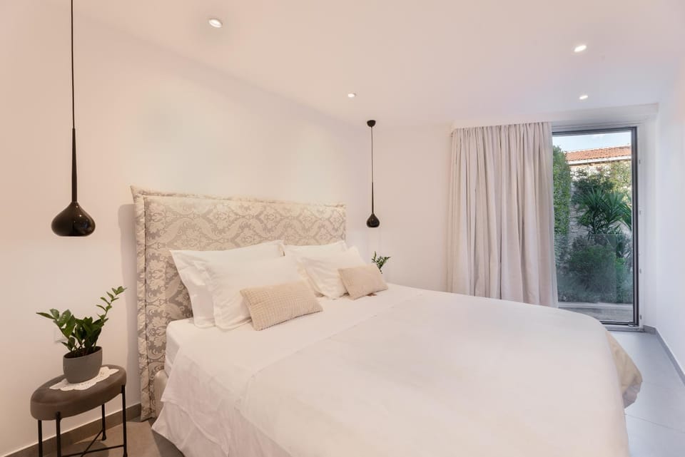 VILLA STONE PEARL SUTIVAN - exceptional luxury new three-room villa - private pool and jacuzzi - perfect location right next to the town center and the beach - secured parking space Villa in Split-Dalmatia County