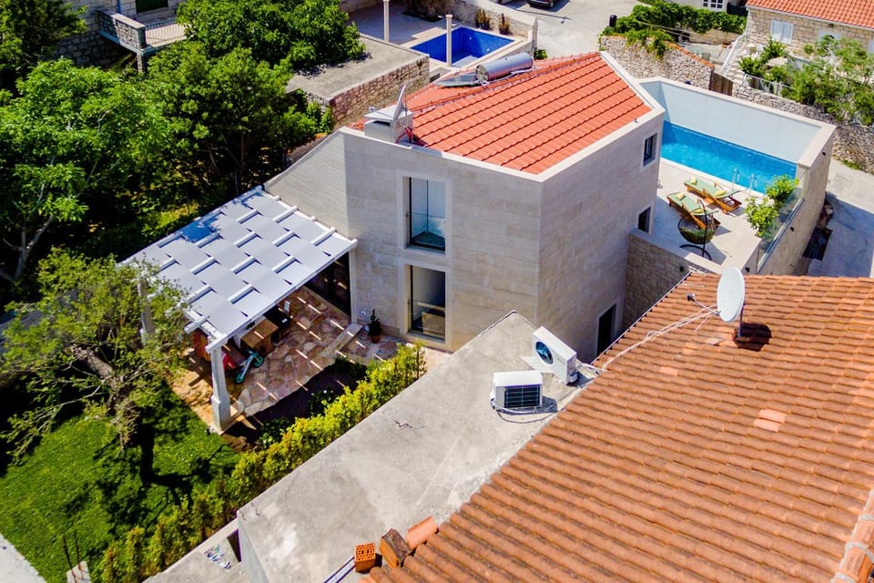 VILLA STONE PEARL SUTIVAN - exceptional luxury new three-room villa - private pool and jacuzzi - perfect location right next to the town center and the beach - secured parking space Villa in Split-Dalmatia County