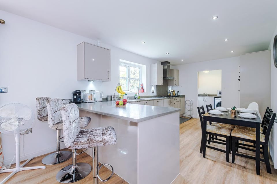 Large Preston Home with Garden and Free Parking, Sleeps 10 House in Preston