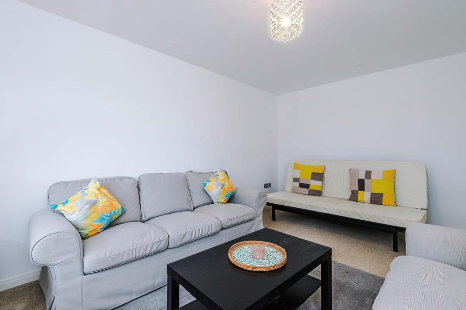 Large Preston Home with Garden and Free Parking, Sleeps 10 House in Preston