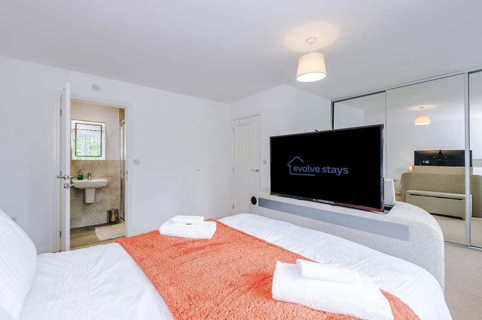 Large Preston Home with Garden and Free Parking, Sleeps 10 House in Preston