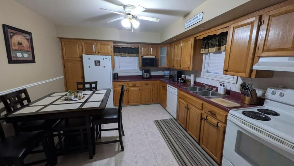 Coffee/tea facilities, Kitchen or kitchenette, Dining area, dishwasher, hair dryier, oven, stove