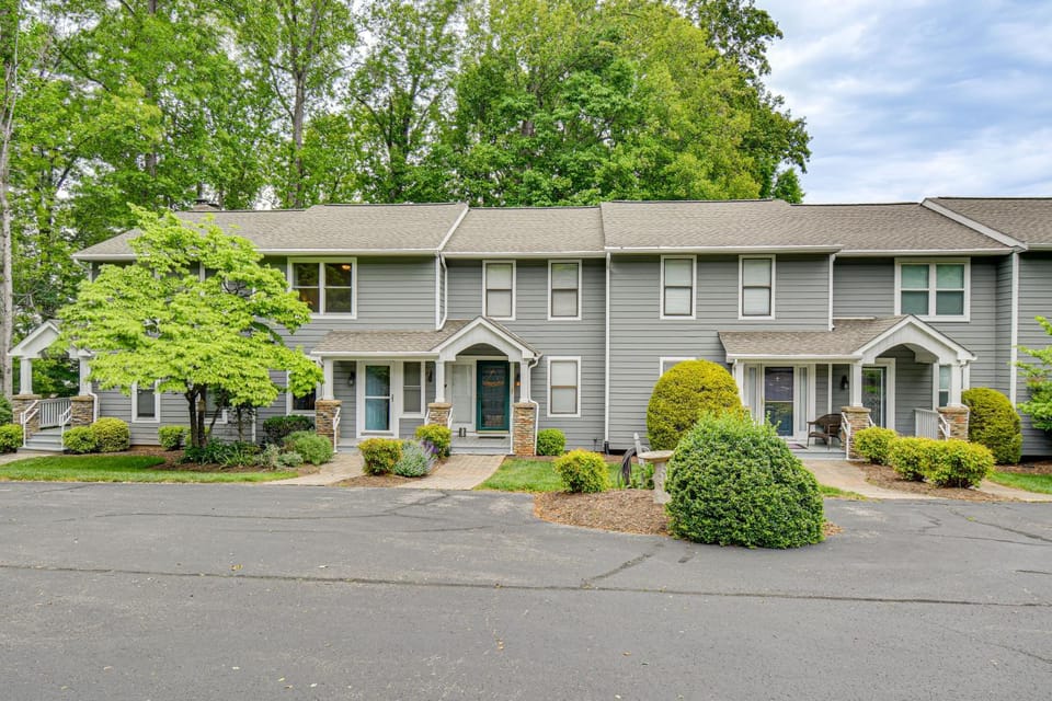 Swim Dock Access! Moneta Escape, 5 Mi to Boat Ramp House in Smith Mountain Lake