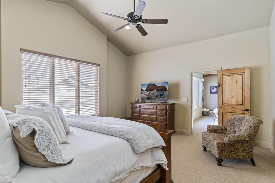 Bed, TV and multimedia, Bedroom