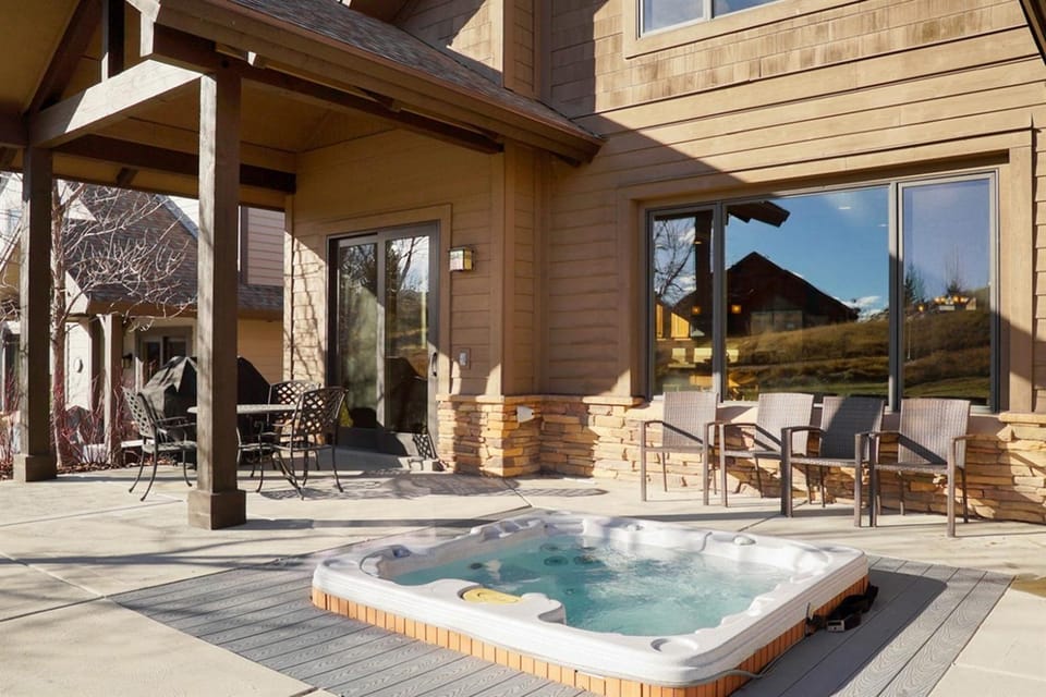 Property building, Patio, Hot Tub, Hot Tub