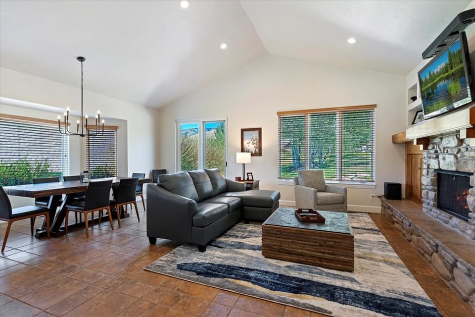 TV and multimedia, Living room, Dining area