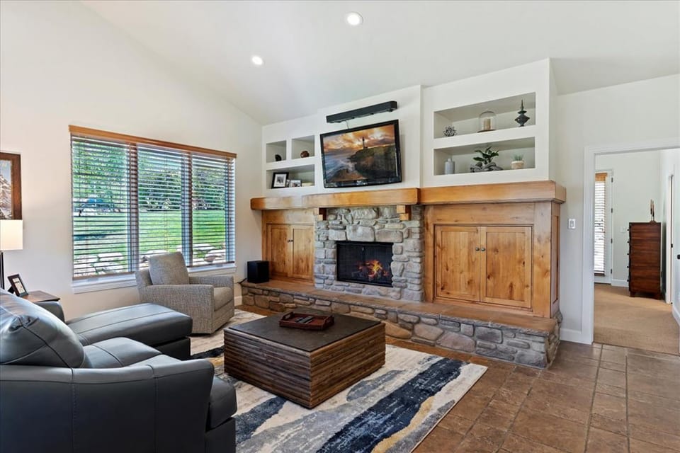 TV and multimedia, Living room, fireplace