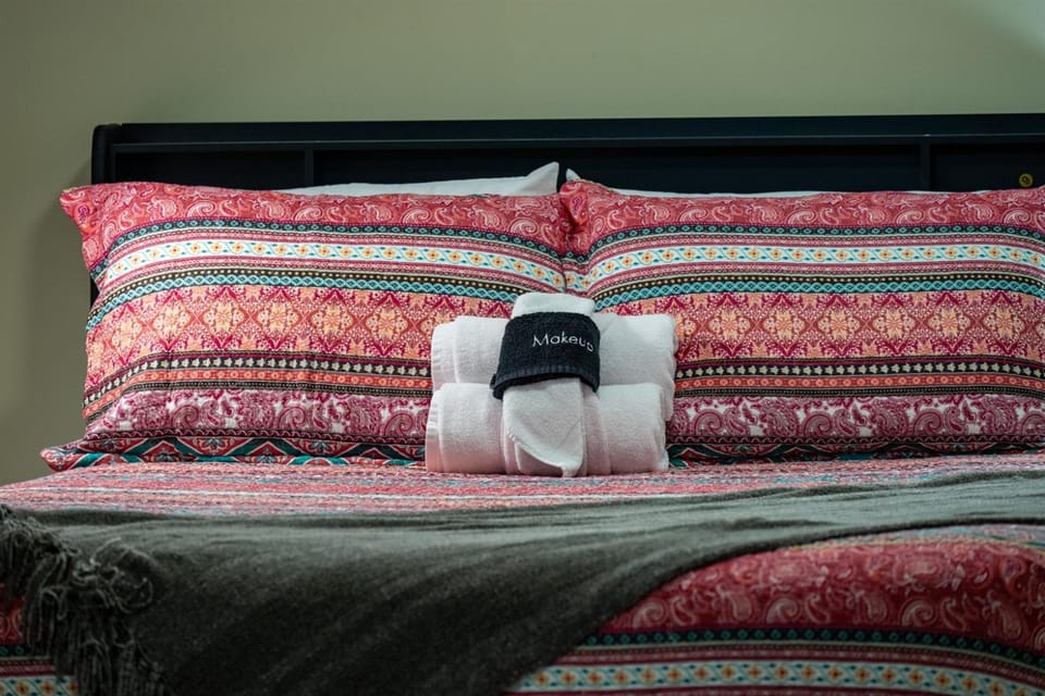 Bed, towels