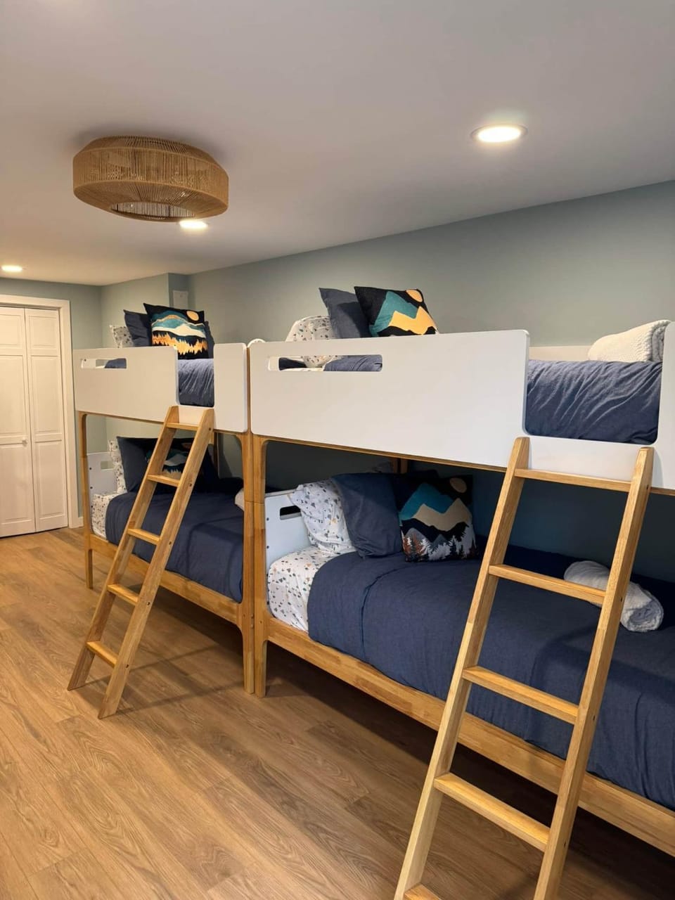 Bedroom, bunk bed