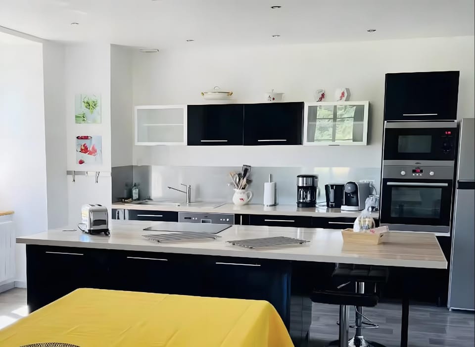 Kitchen or kitchenette, Living room