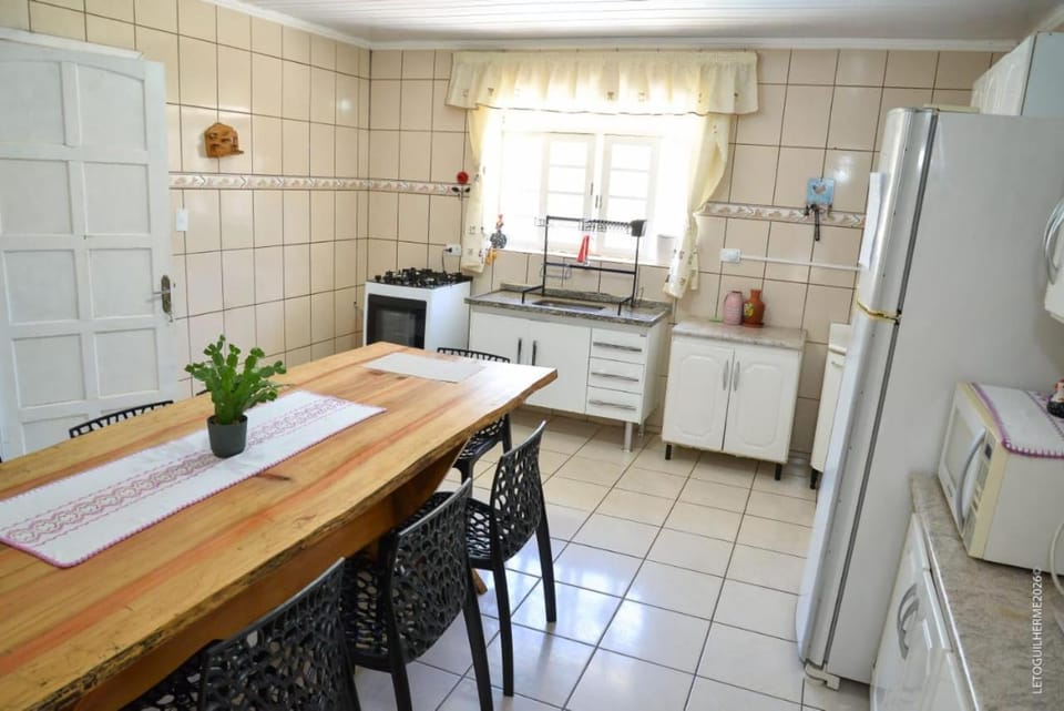 Kitchen or kitchenette, Dining area, oven, stove