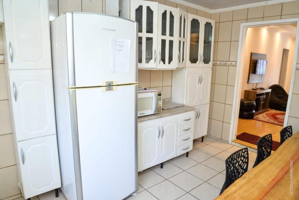 Kitchen or kitchenette, Dining area, microwave