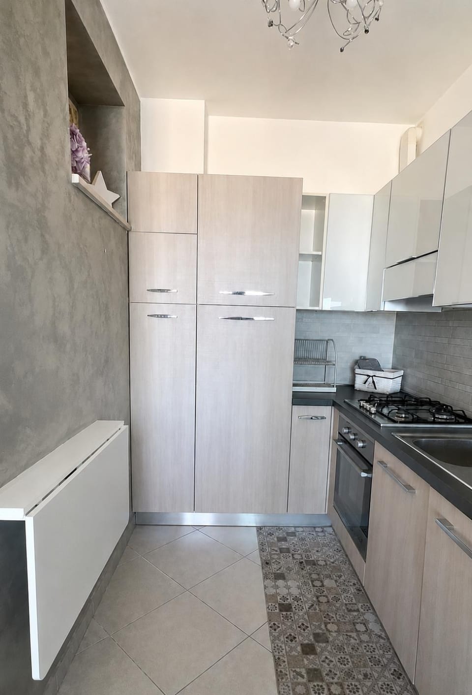 Kitchen or kitchenette, dishwasher, oven