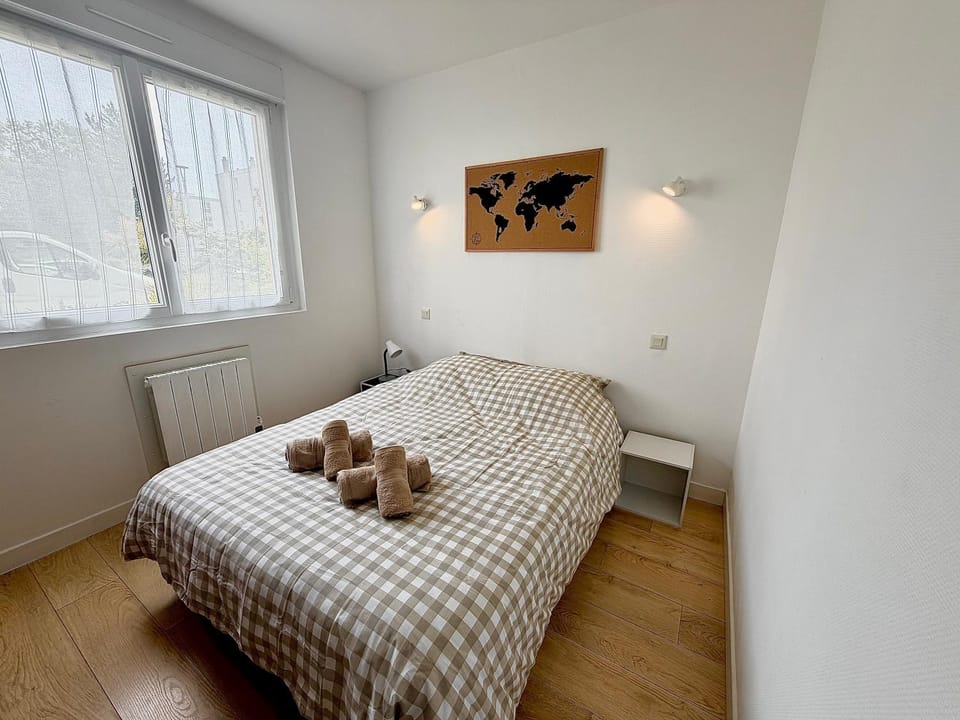 Bed, Photo of the whole room, Bedroom, towels