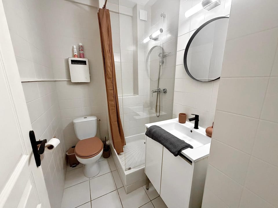 Shower, Toilet, Bathroom, towels