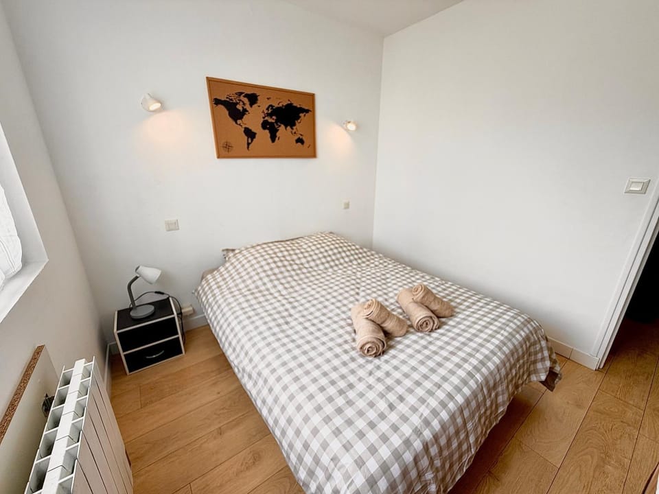 Bed, Photo of the whole room, Bedroom, towels