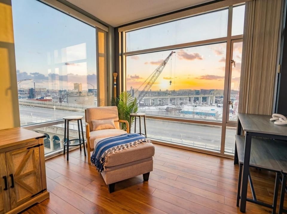 Riverview Balcony Parking Gym-Boathouse Apartment in Ohio City