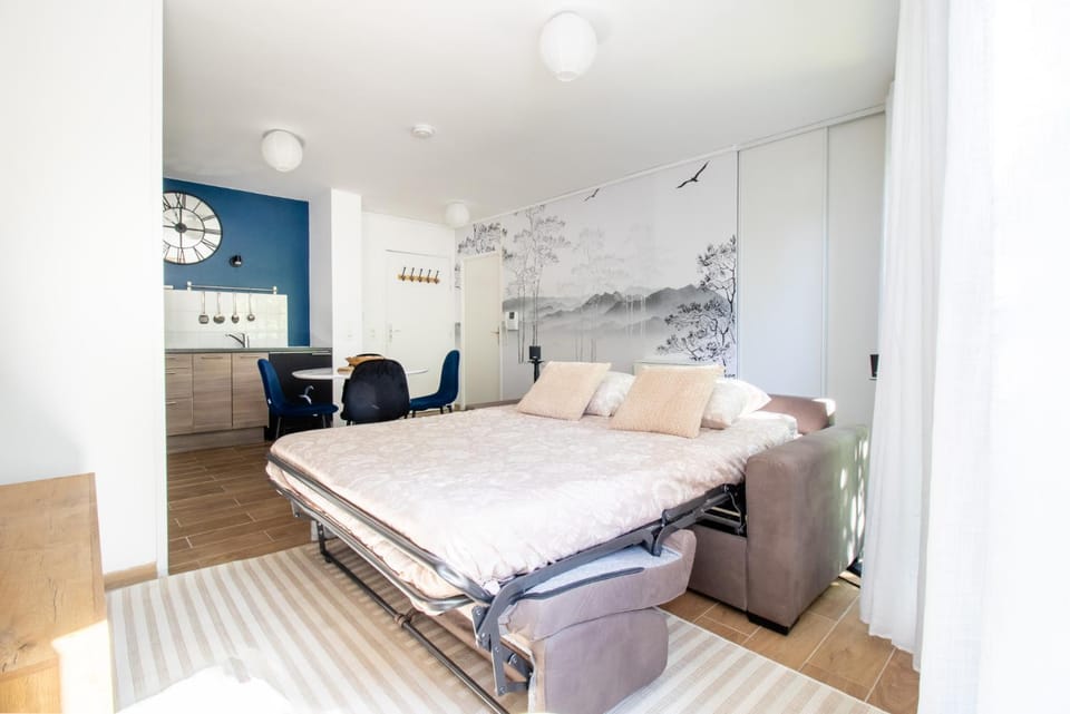 Bed, Seating area