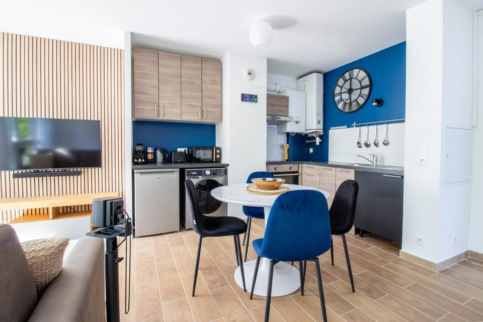 TV and multimedia, Coffee/tea facilities, Dining area, microwave, oven, stove, toaster, washing machine, kitchen