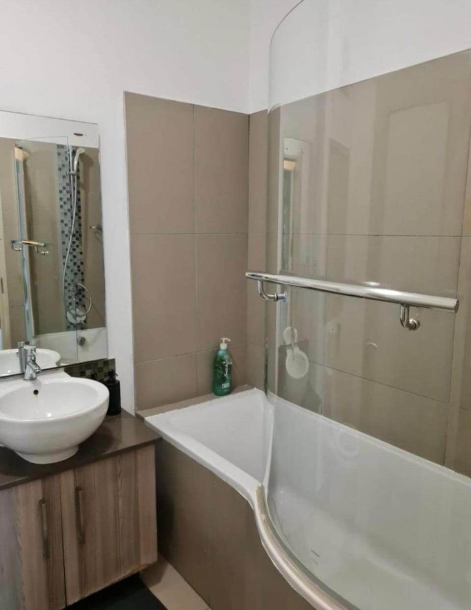 Modern 2 Bed 1 Bath Apt With Complex Pool Apartment in Sandton