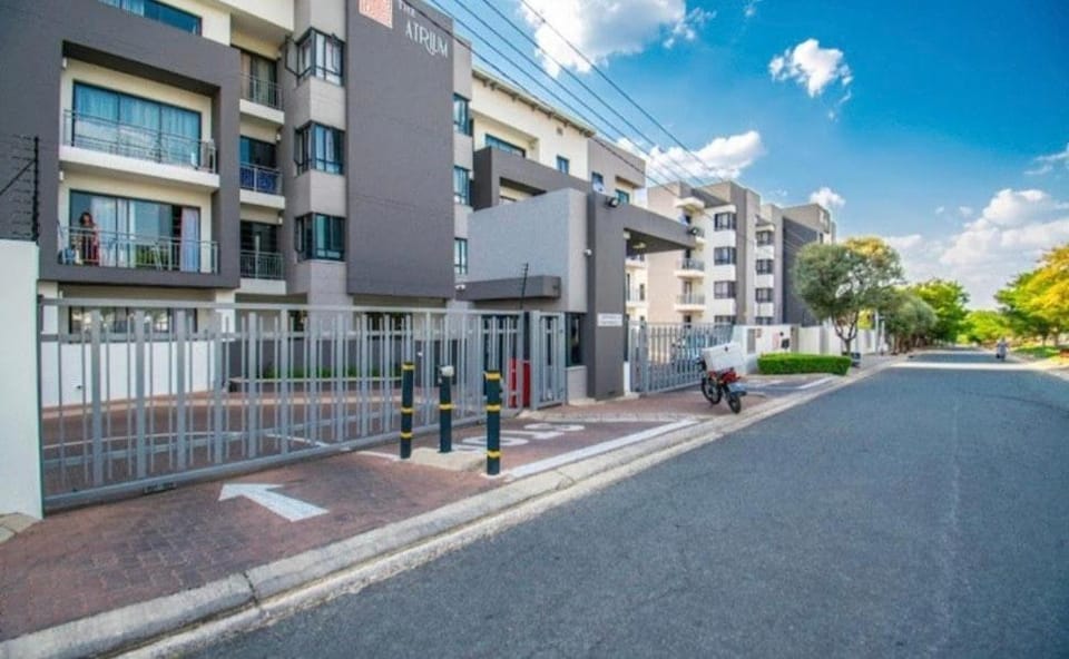 Modern 2 Bed 1 Bath Apt With Complex Pool Apartment in Sandton