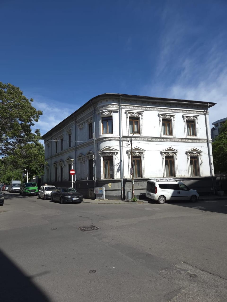Property building, Day, Neighbourhood, Street view, Location, Parking