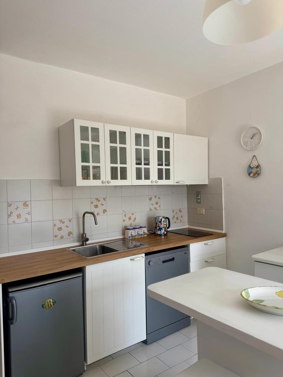 Kitchen or kitchenette, dishwasher, stove