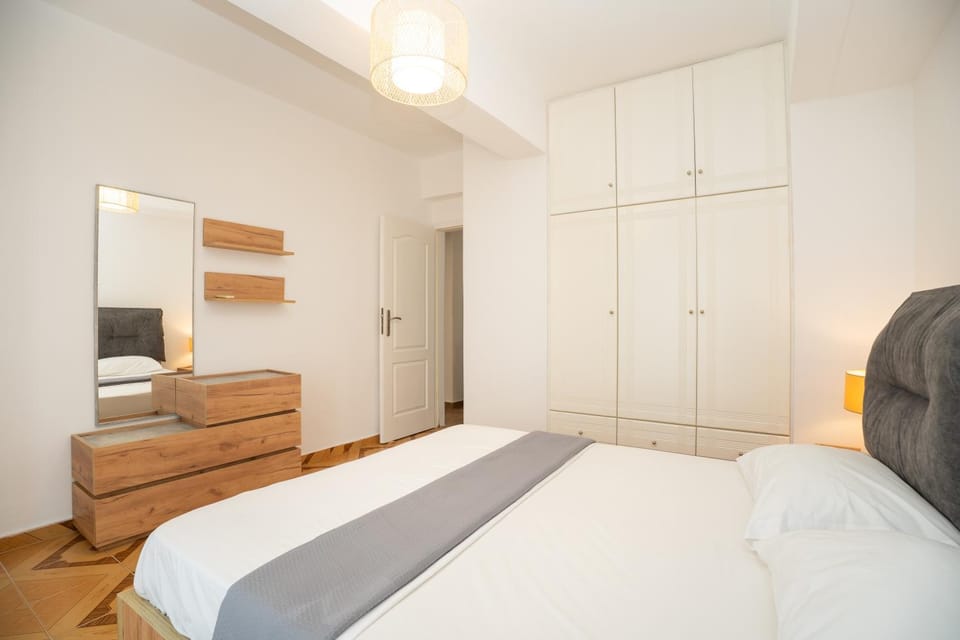 Bed, Photo of the whole room, Seating area, Bedroom
