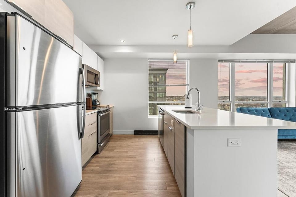 Stunning View 2BR 2BA condo high-end building Apartment in Somerville