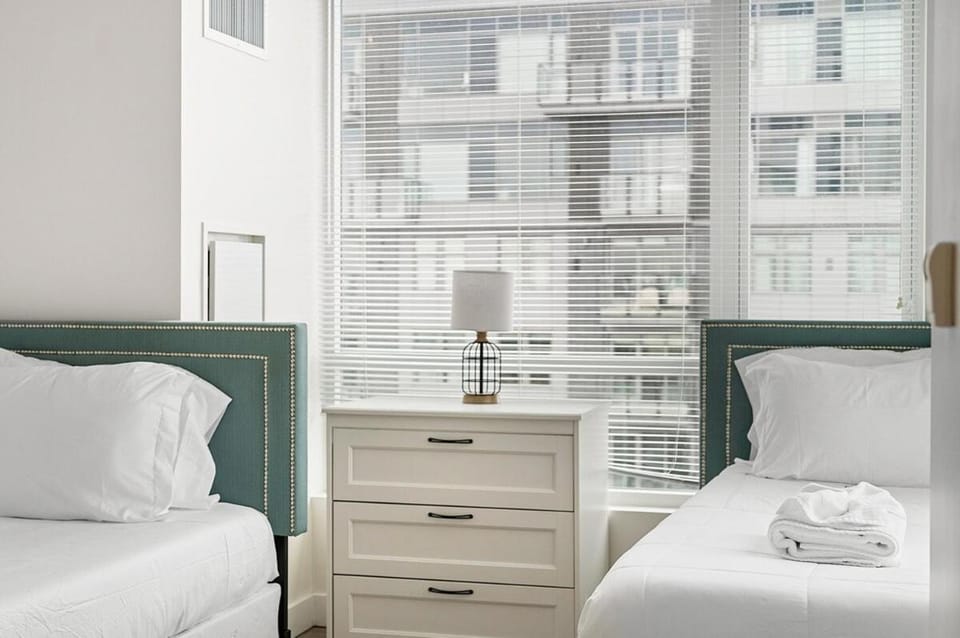 Stunning View 2BR 2BA condo high-end building Apartment in Somerville