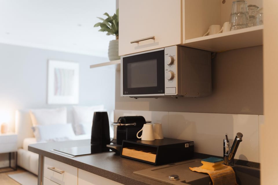 Coffee/tea facilities, Kitchen or kitchenette, Photo of the whole room, microwave, stove