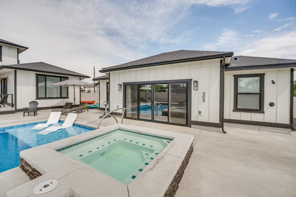 Pool, Hot Tub, Dock & Views! Luxe Moses Lake Manor House in Moses Lake