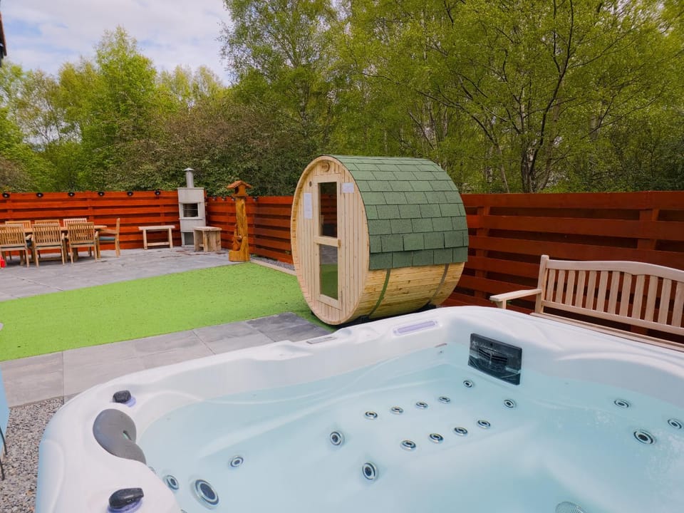 Kestrel Lodge - hot tub , sauna, EV and bike storage House in Aviemore