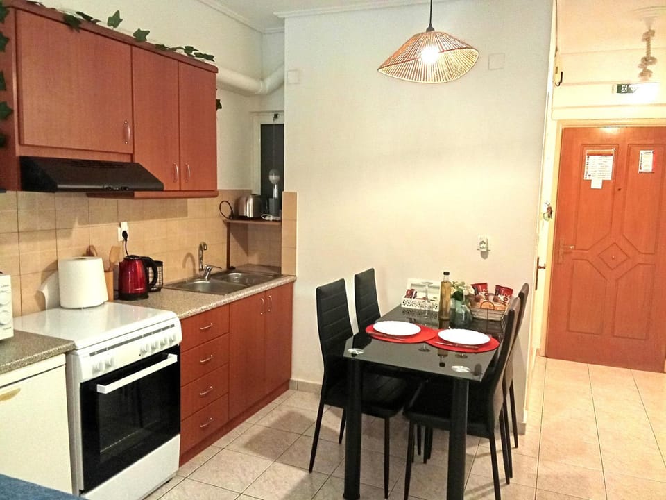 Coffee/tea facilities, Dining area, oven, stove, toaster