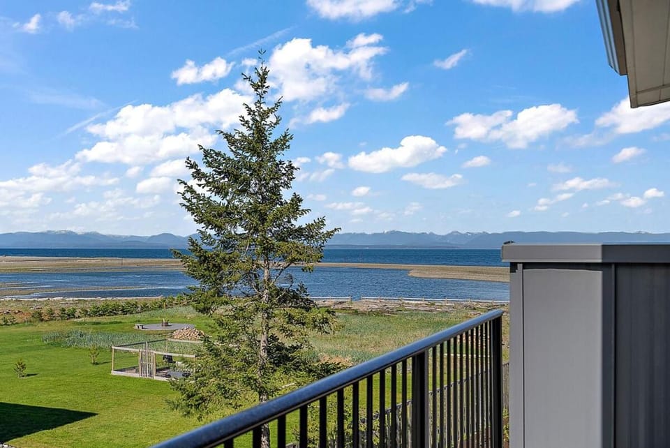 Saratoga Beach Villa 6 House in Vancouver Island