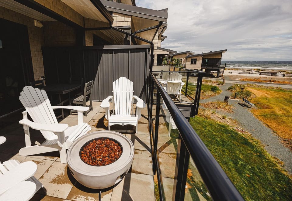 Saratoga Beach Villa 6 House in Vancouver Island