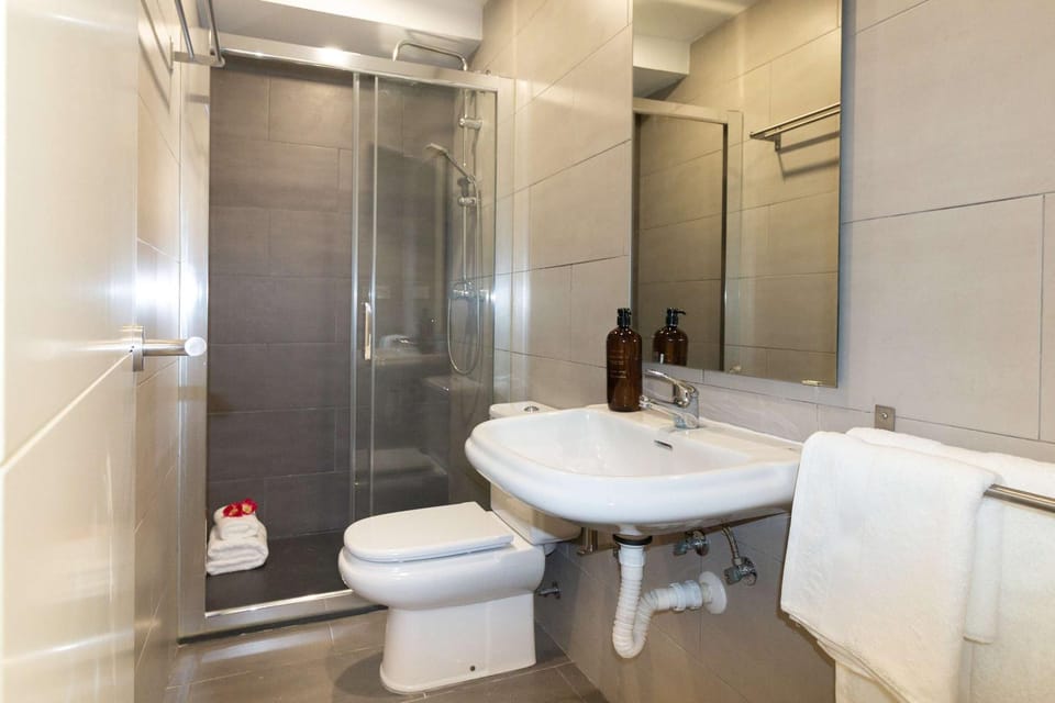 Shower, Bathroom, towels