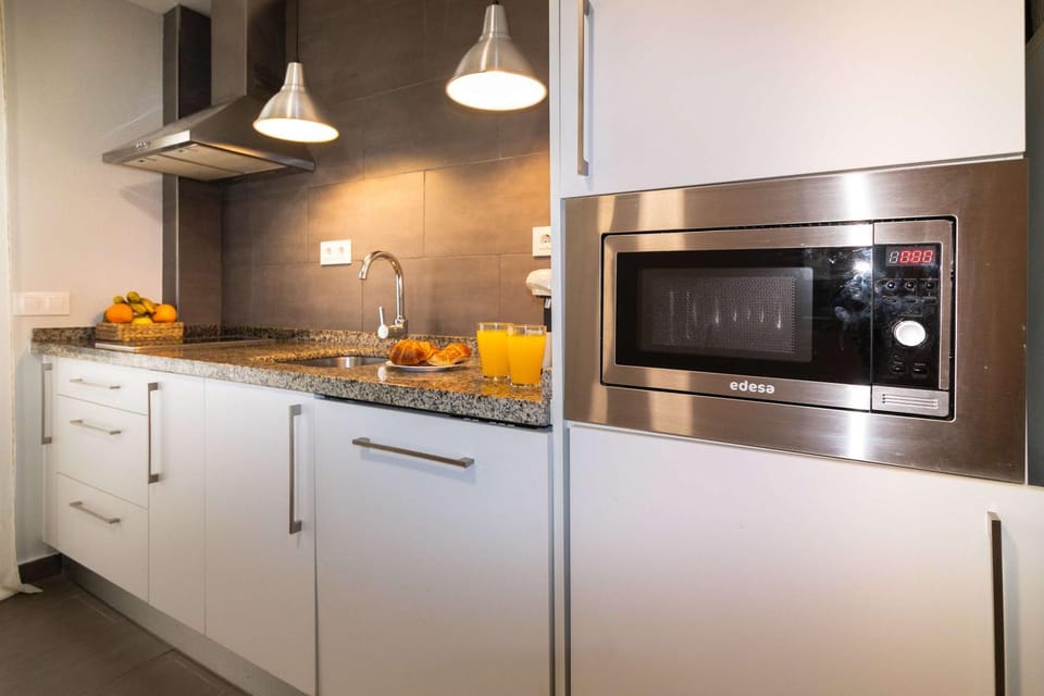 Kitchen or kitchenette, dishwasher, stove