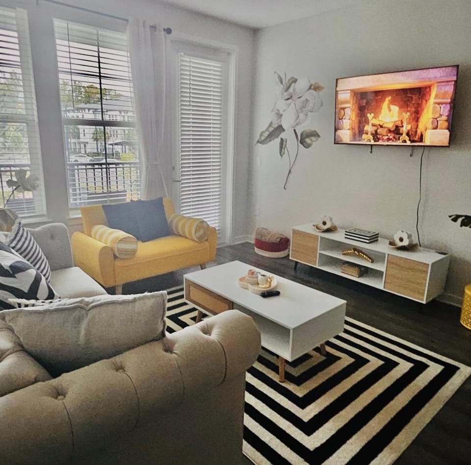 Stylish 2BR • Pool & Gym • Minutes to Disney Apartment in Ocoee