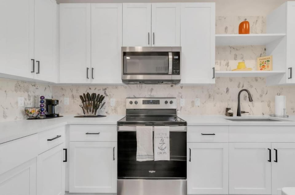 Stylish 2BR • Pool & Gym • Minutes to Disney Apartment in Ocoee