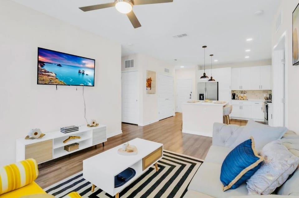 Stylish 2BR • Pool & Gym • Minutes to Disney Apartment in Ocoee
