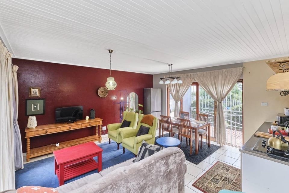 Cozy Two Bedroom Escape Apartment in Roodepoort