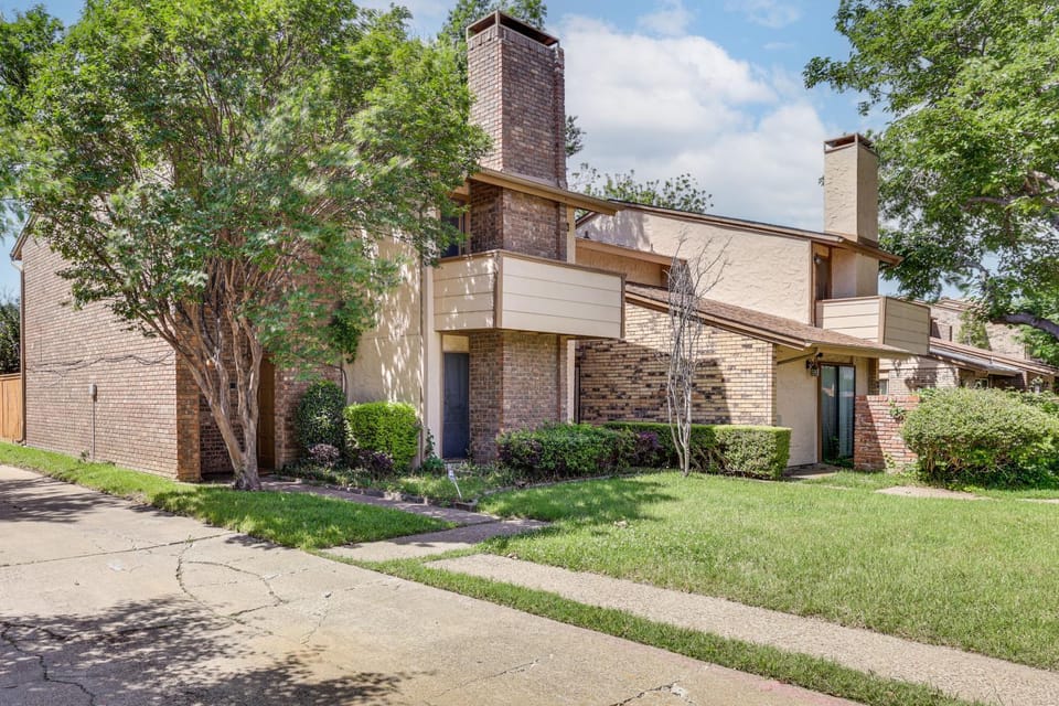 6 Mi to AT&T Stadium! Texan-Themed Townhome House in Arlington