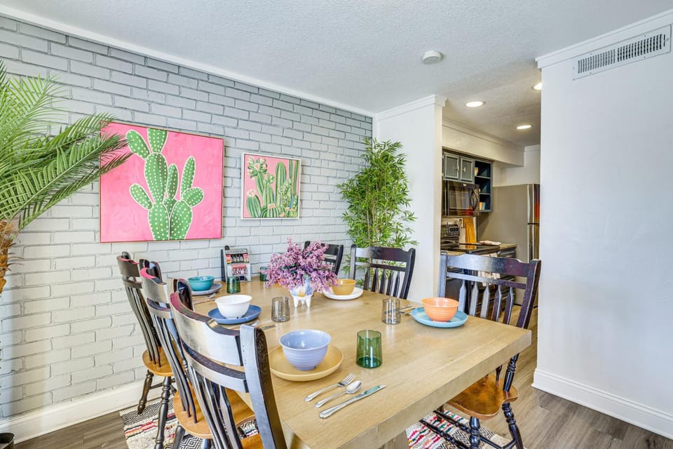 6 Mi to AT&T Stadium! Texan-Themed Townhome House in Arlington