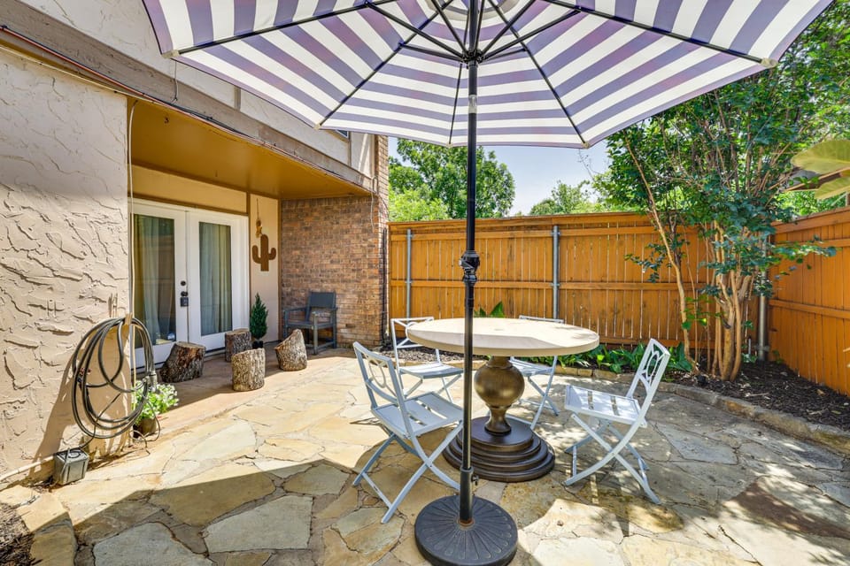6 Mi to AT&T Stadium! Texan-Themed Townhome House in Arlington
