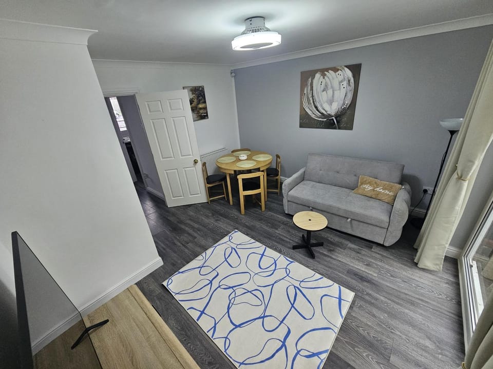 Lovely & cosy house - perfect for leisure and contractors House in Walsall