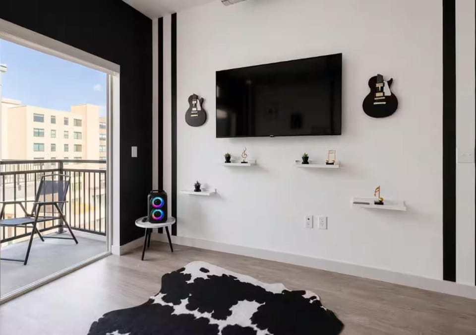 Downtown Nashville Walk to Broadway Pool, Private Balcony, FREE parking! Apartment in The Gulch